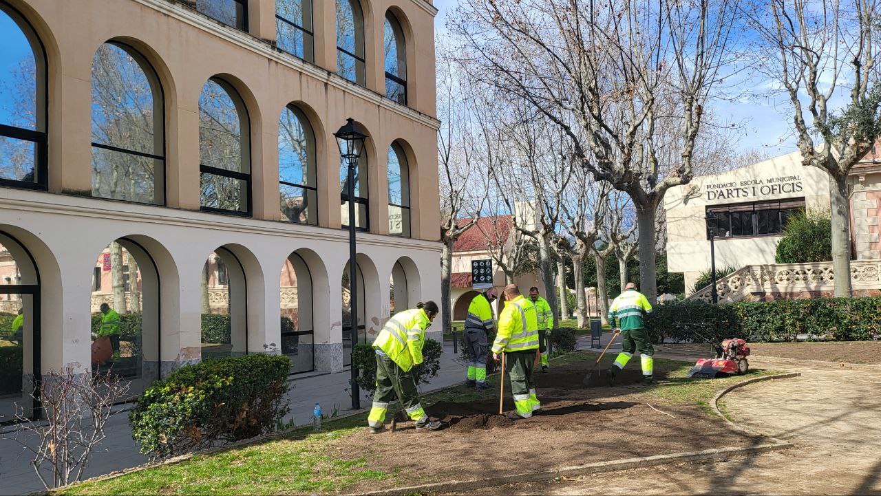 Operaris d'Espai púbic fent tasques de jardineria