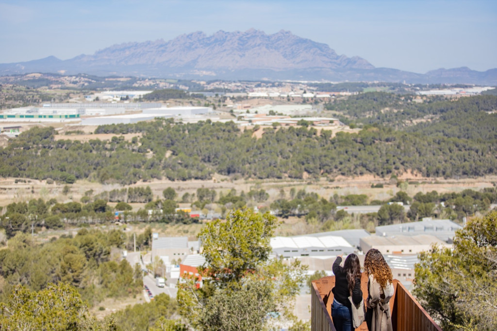 Vistes de Montserrat des del balcó de Castellví de Rosanes.