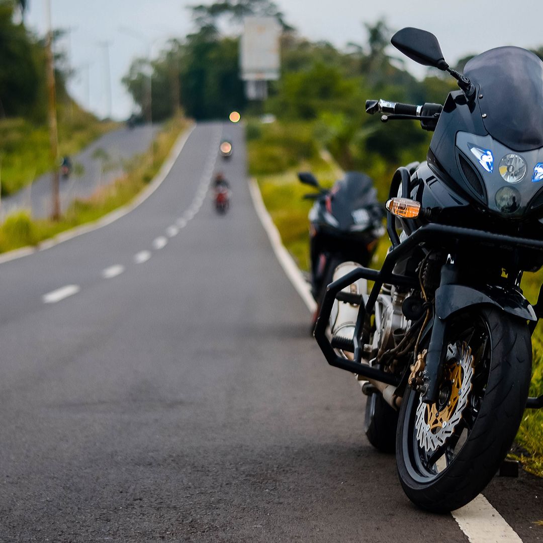 Moto estacionada en el voral d'una carretera