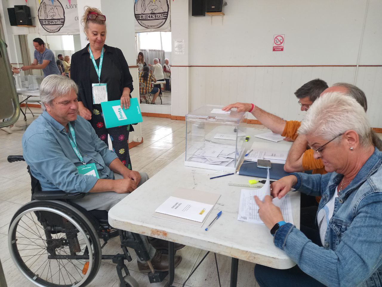 Eleccions municipals 2023. Votació del candidat de Junts per Olesa, Domènec PalomaAA.VV. La Central