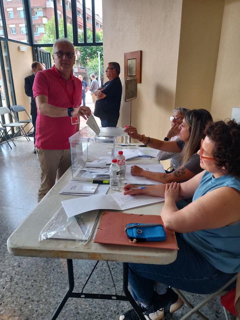 Eleccions municipals 2023. Votació del candidat del PSC, Fernando Vicente, al col·legi electoral de La Passió