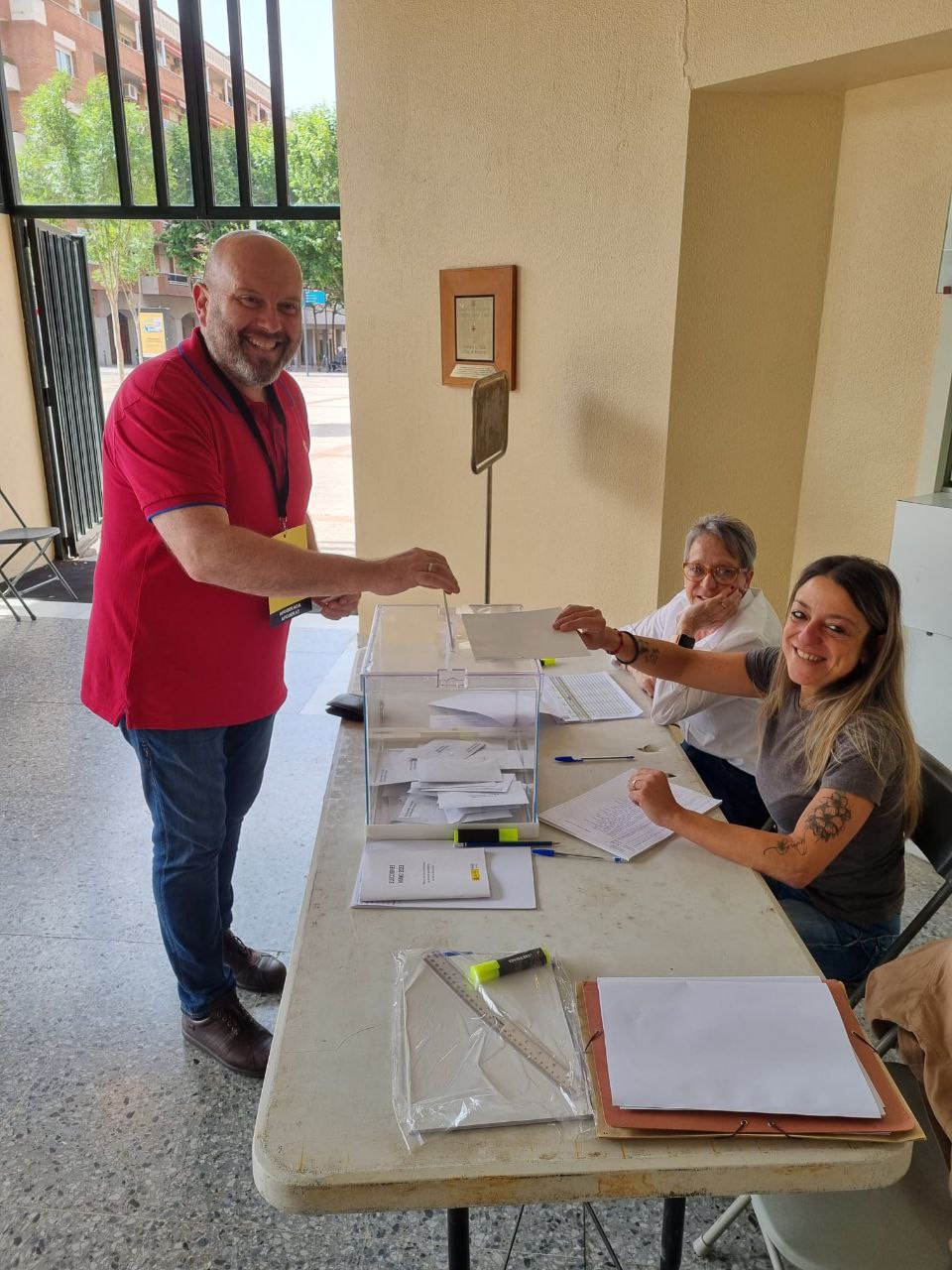 Eleccions municipals 2023. Votació del candidat d'ERC d'Olesa, Jordi Parent, al col·legi electoral de La Passió