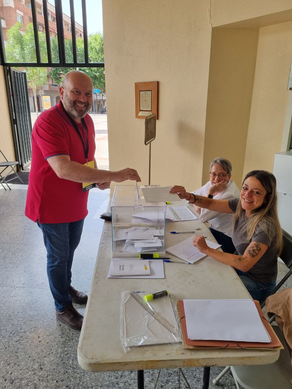 Eleccions municipals 2023. Votació del candidat d'ERC d'Olesa, Jordi Parent, al col·legi electoral de La Passió
