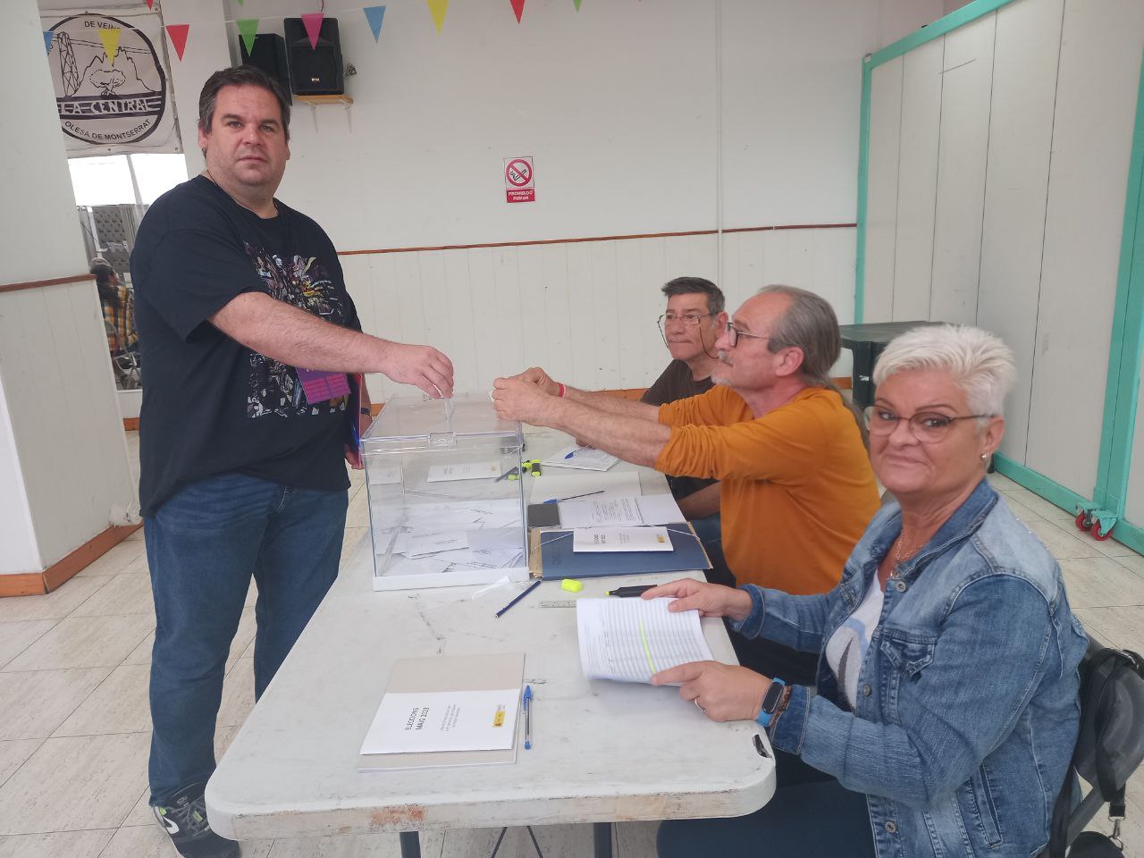 Eleccions municipals 2023. Votació de candidat d'Olesa Oberta, Samuel Rodríguez, al col·legi electoral de l'AA.VV. La Central
