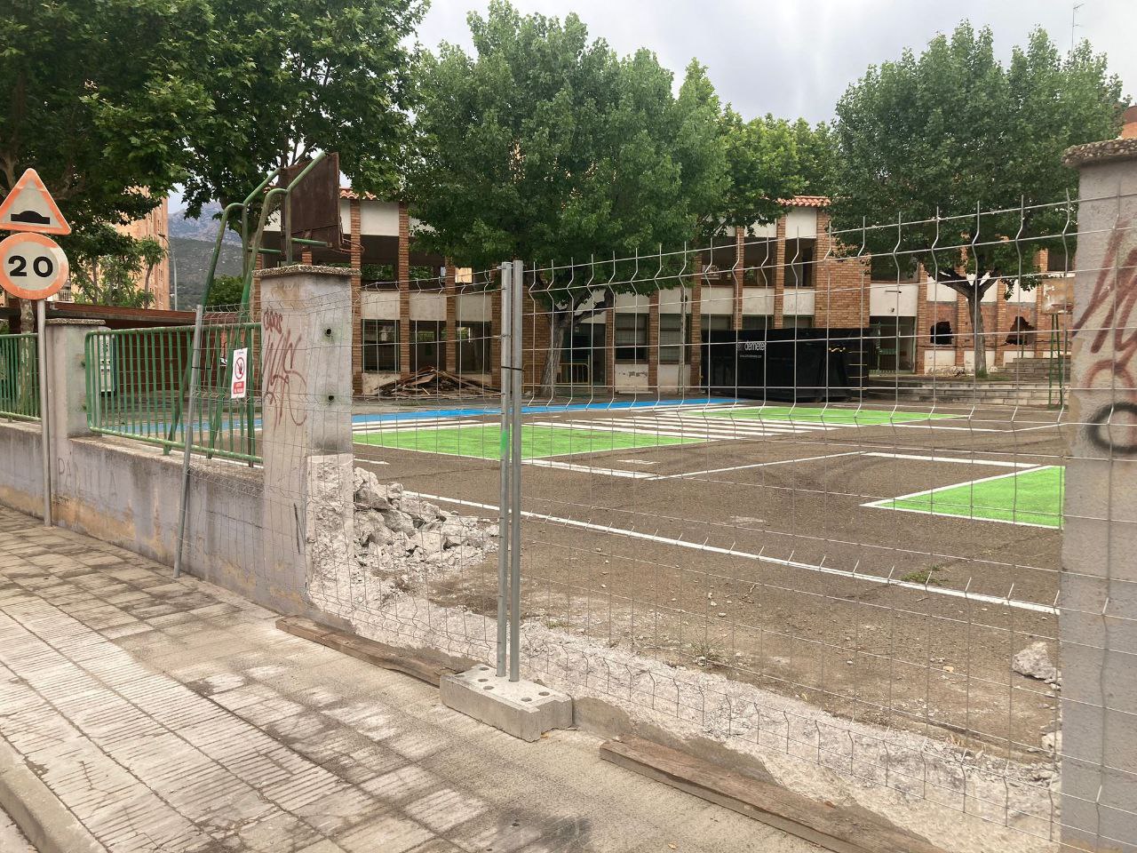 Obres d'enderroc de l'antiga escola Sant Bernat. Maig de 2023