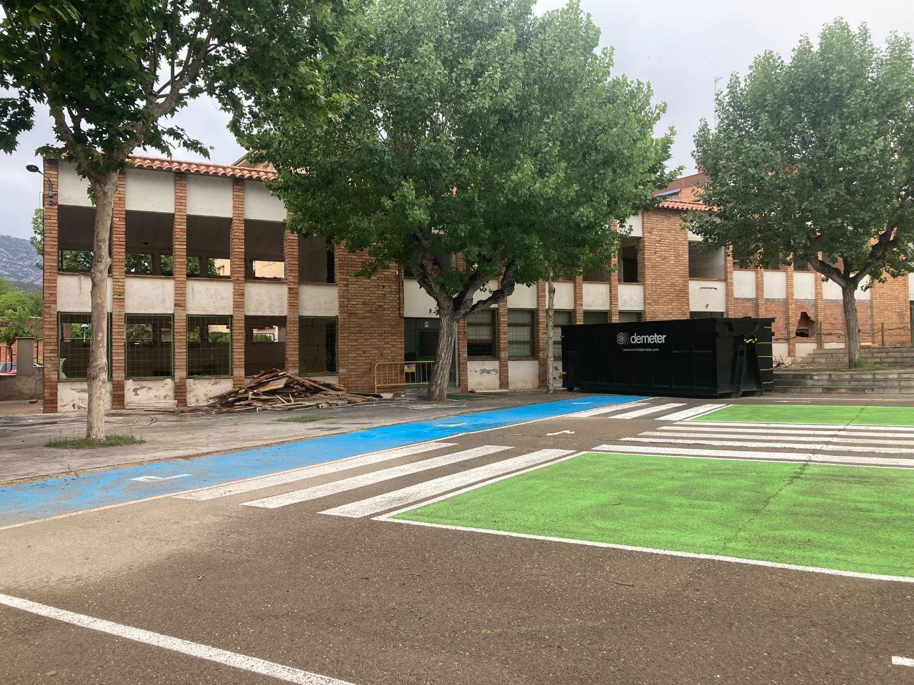 Obres d'enderroc de l'antiga escola Sant Bernat. Maig de 2023