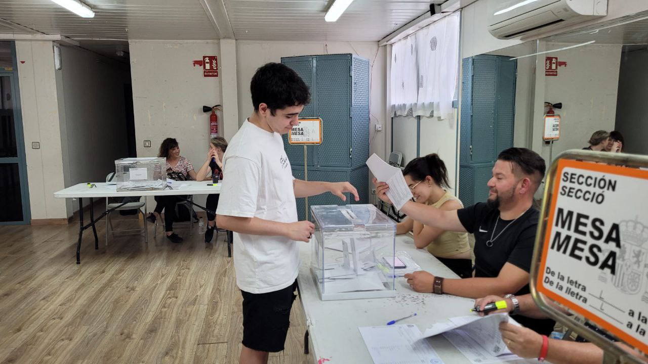 Eleccions municipals 2023. Votació al col·legi electoral de Les Planes