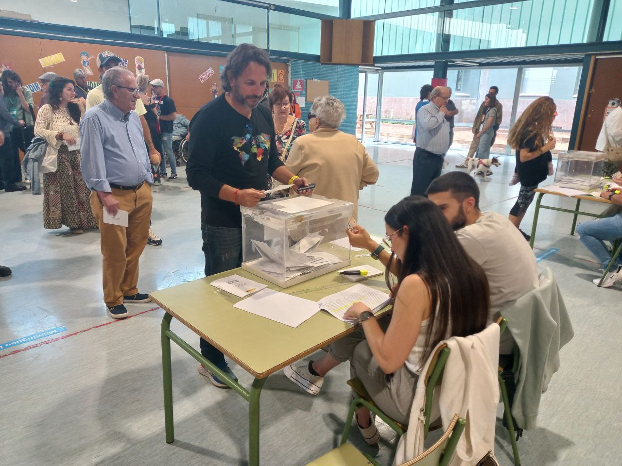 Eleccions municipals 2023. Votants al col·legi electoral de l'escola Montserratetjos