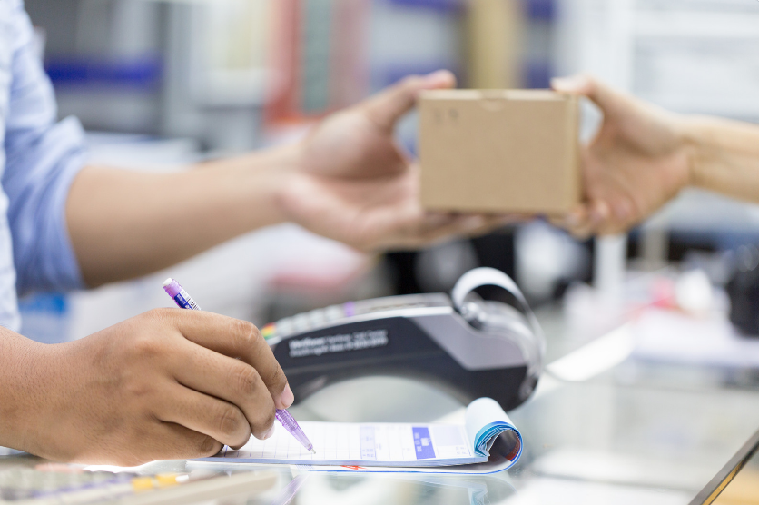 Imatge d'una transacció comercial en un comerç local