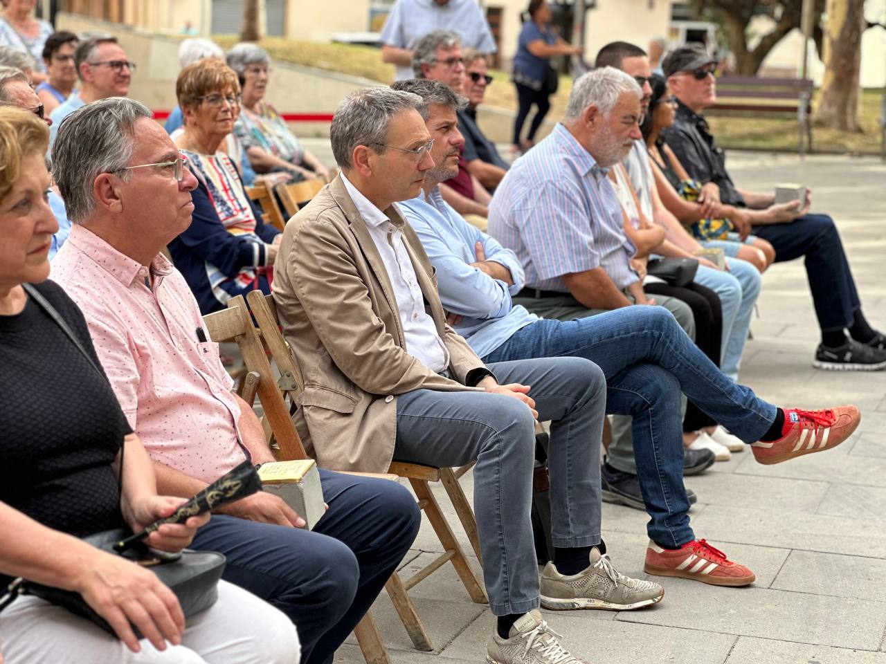 Familiars i representants de les víctimes olesanes als camps de concentració nazi durant la instal·lació de les tres noves llambordes Stolpersteine