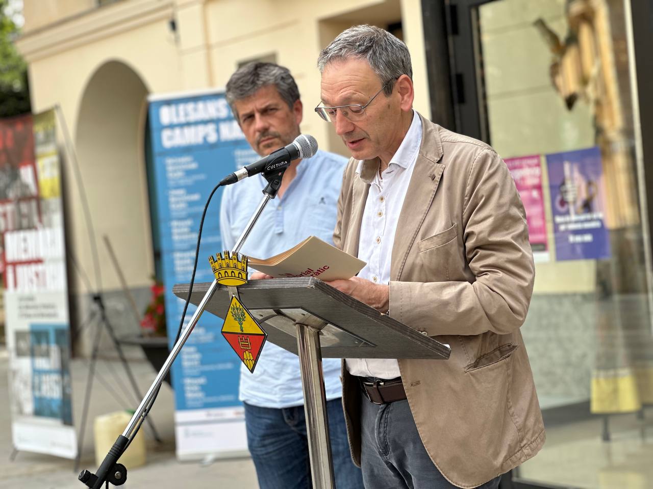 El Director del Memorial Democràtic, Jordi Font, en el seu parlament en l'acte de les tres noves llambordes Stolpersteine