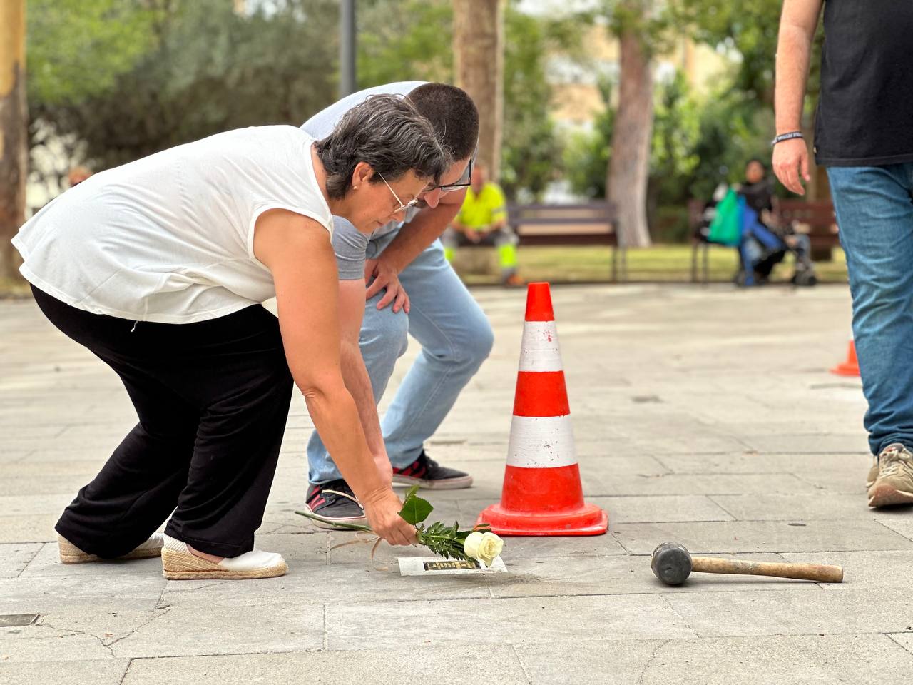 Familiars de Jaume Manyà Argilaga dipositen una espelma i una rosa al costat de la seva llamborda