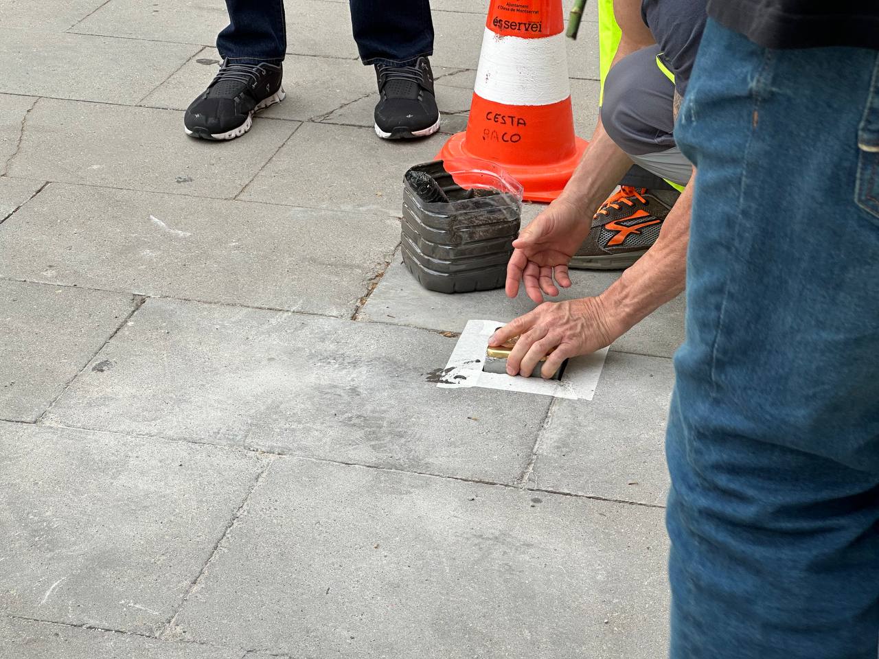 Col·locació d'una de les llambordes Stolpersteine