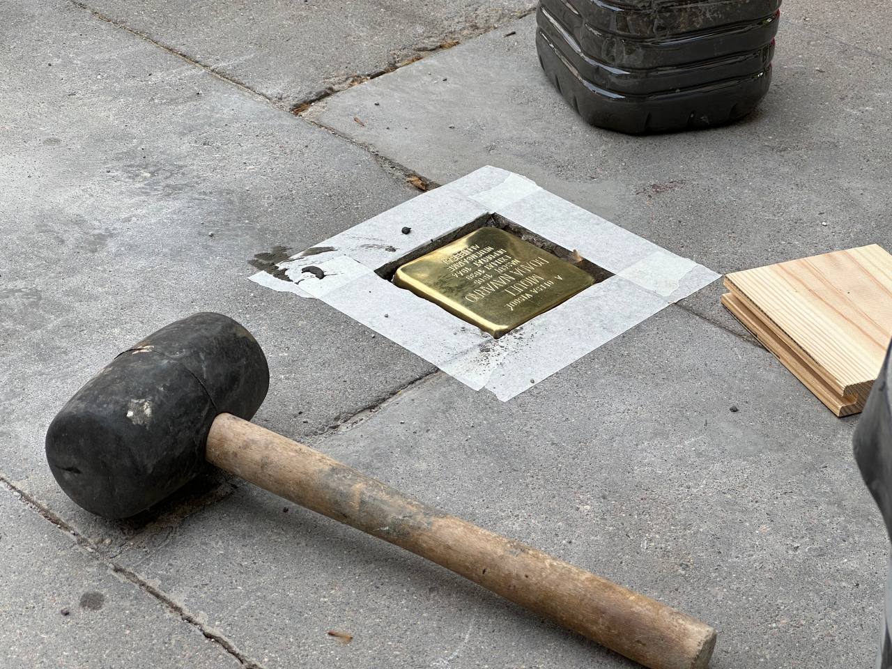 Llamborda Stolpersteine de Miquel Boada Navarro acabada de col·locar