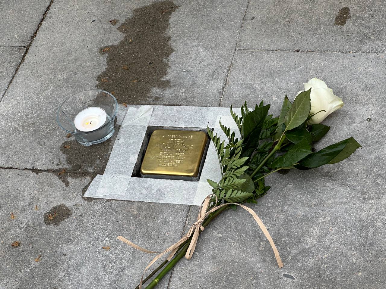 Llamborda Stolpersteine pertanyent a Josep Piñol Mayor en moment de la seva col·locació