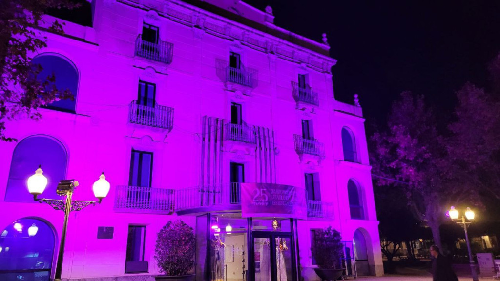 Façana de l'Ajuntament il·luminada de color lila pel 25N