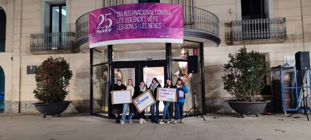 Acte del 25N a la plaça de Félix Figueras