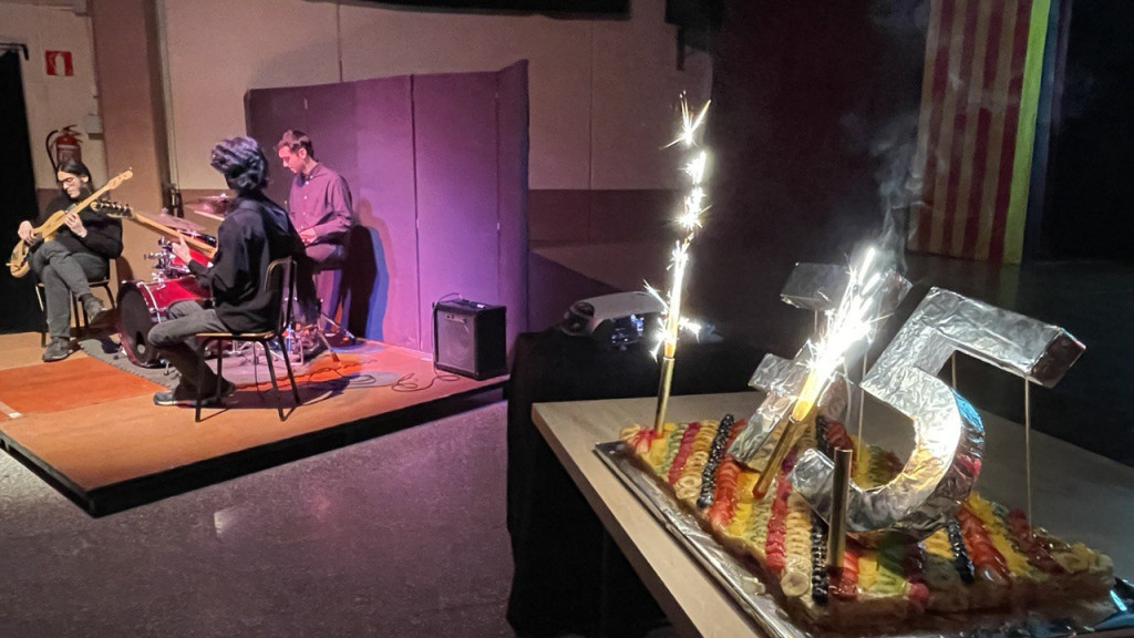 Músics i pastís amb el número 75 per la trajectòria de la secció de teatre a la UEC