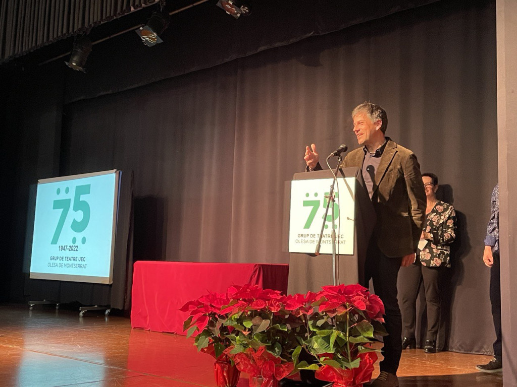 L'alcalde Miquel Riera parlant del grup de teatre de la UEC