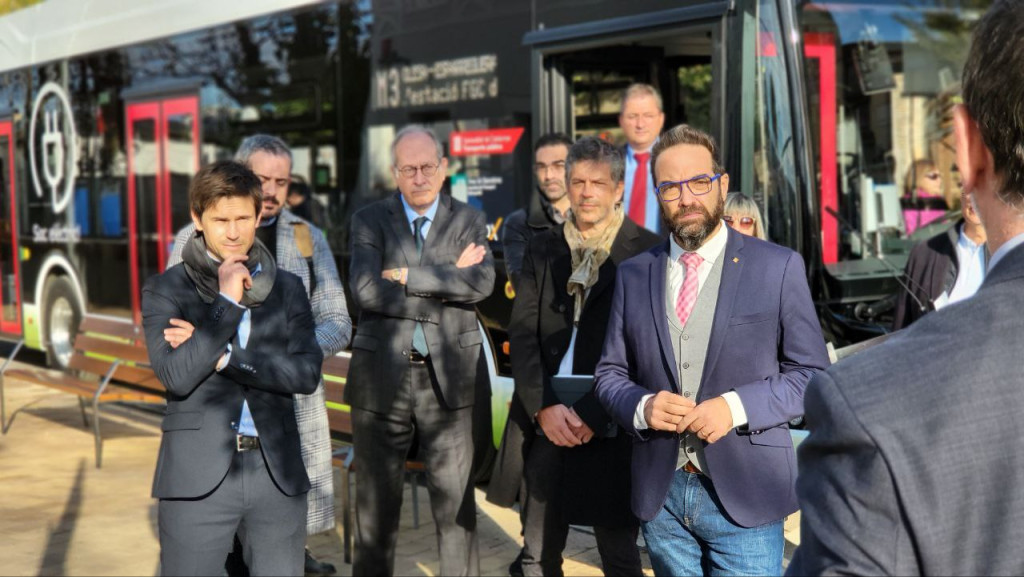 Personalitats de l'àmbit dels Transports i Mobilitat en la presentació dels dos primers autobusos elèctrics