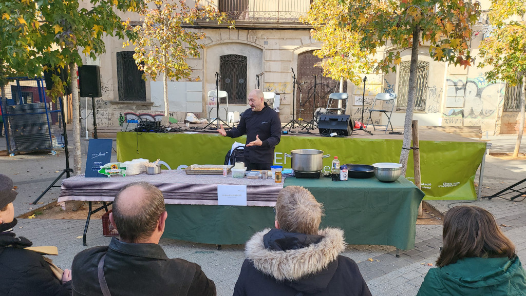 El Cuiner Jordi Llobet fa un Showcooking a la Plaça de les Fonts amb públic