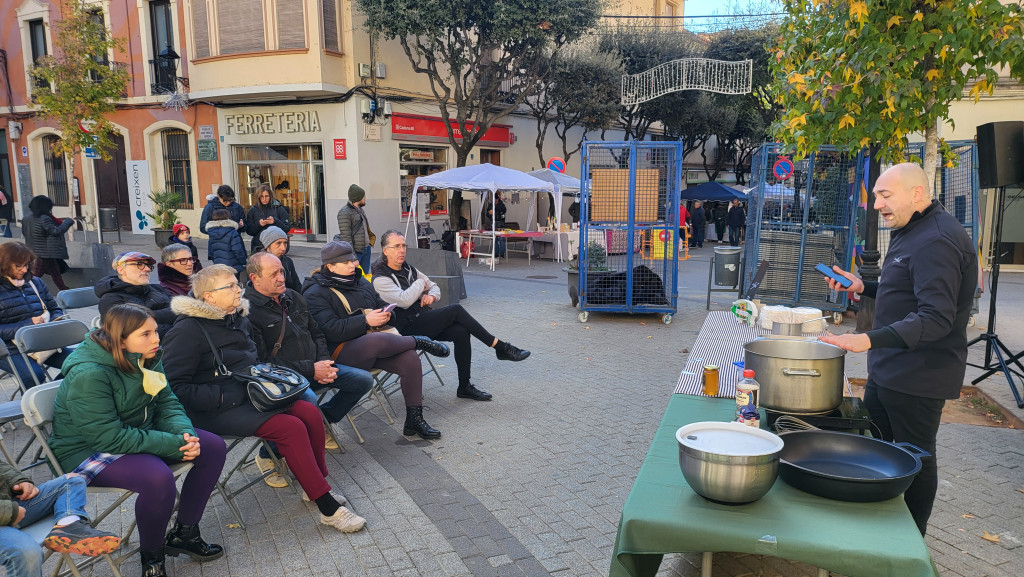 El Cuiner Jordi Llobet fa un Showcooking a la Plaça de les Fonts amb públic