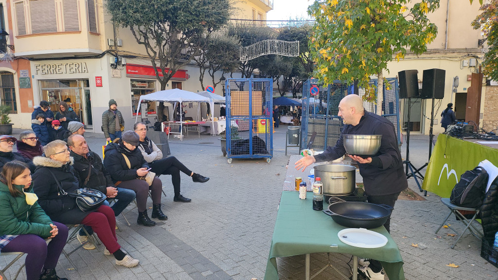 El Cuiner Jordi Llobet fa un Showcooking a la Plaça de les Fonts amb públic