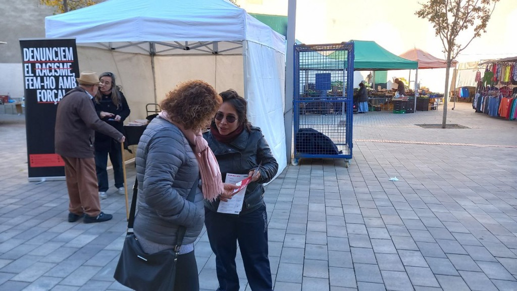 Informació al mercat ambulant de la campanya "Olesa és antiracista"