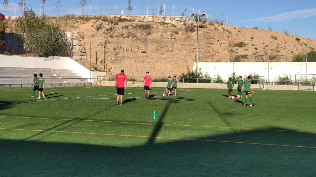 Entrenaments dels nens a la nova gespa del Camp de Futbol Municipal