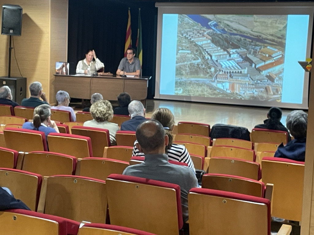 Explicació als assistents de la Colònia Sedó