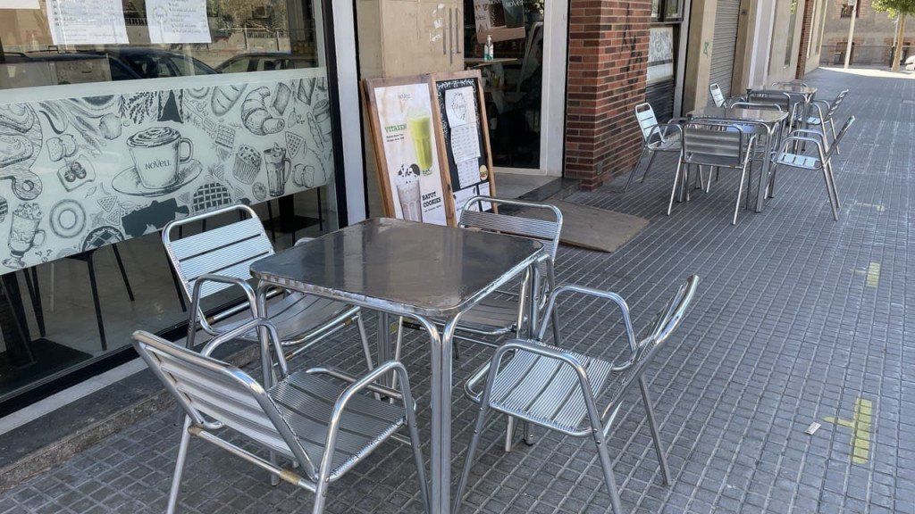 Taules i cadires a la terrassa d'un bar