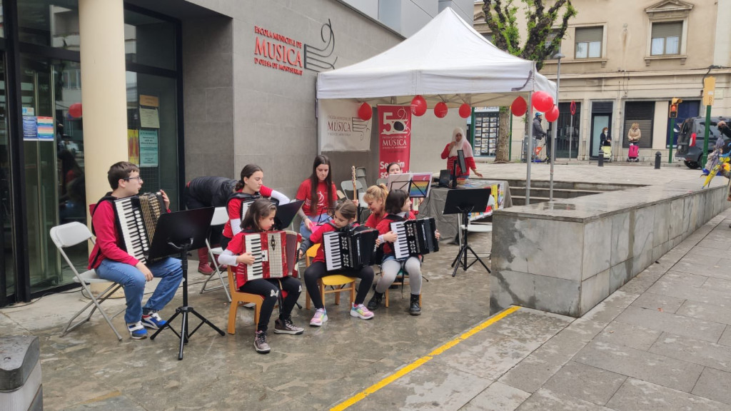 Els alumnes de l'Escola Municipal de Música oferint un concert