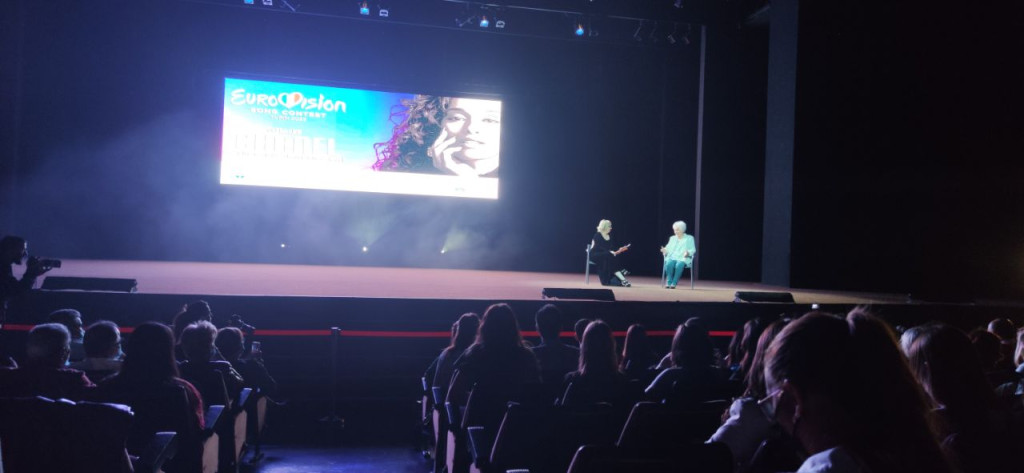 La presentador Jeny Poquet amb l'àvia de la Chanel