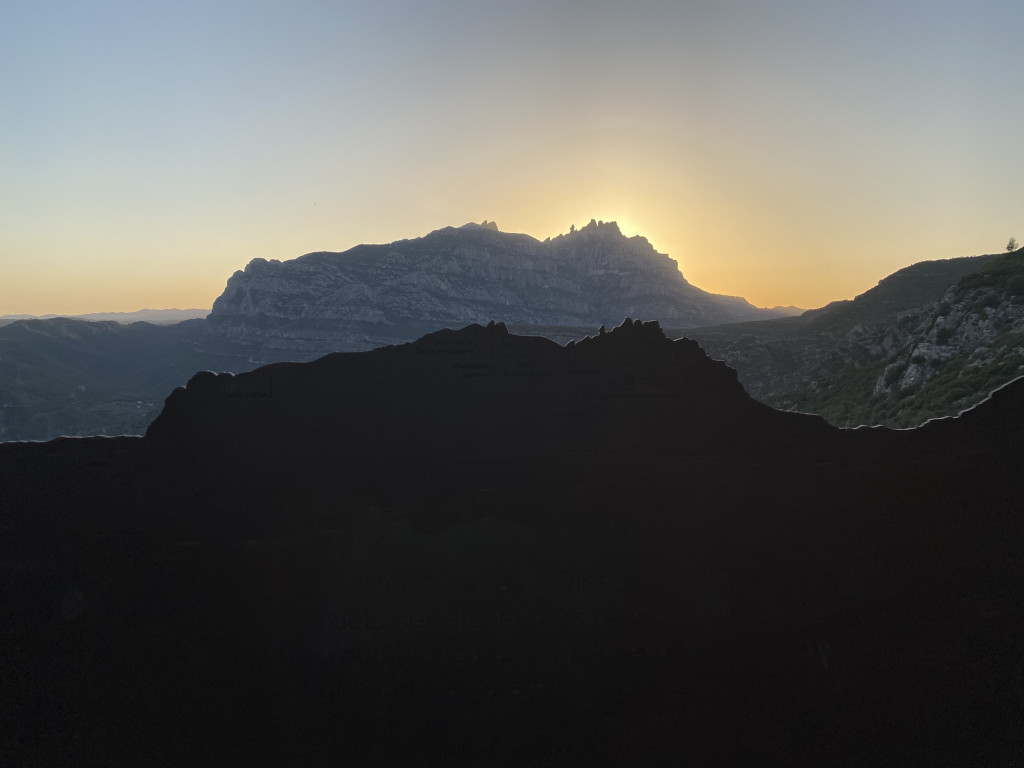 Mirador de muntanya integrat al paisatge al Coll de Les Espases.