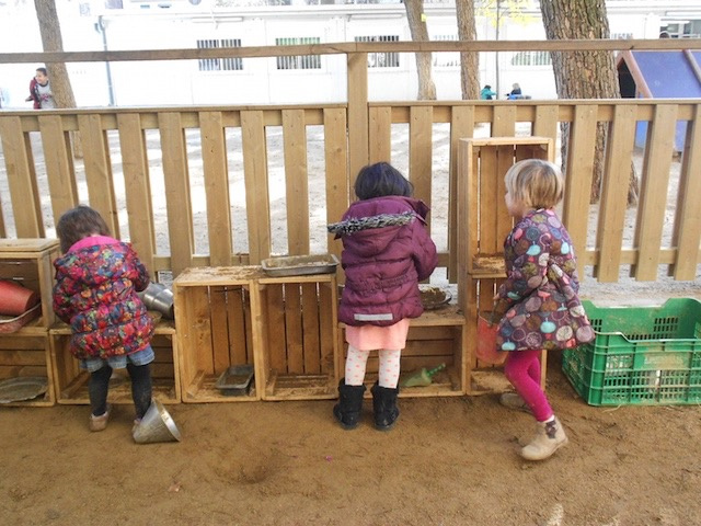 Nenes i nens jugant al pati de l'escola bressol