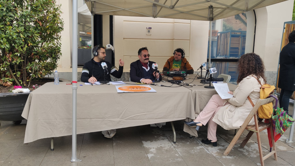 Olesa Radio fent un programa especial de Sant Jordi al carrer