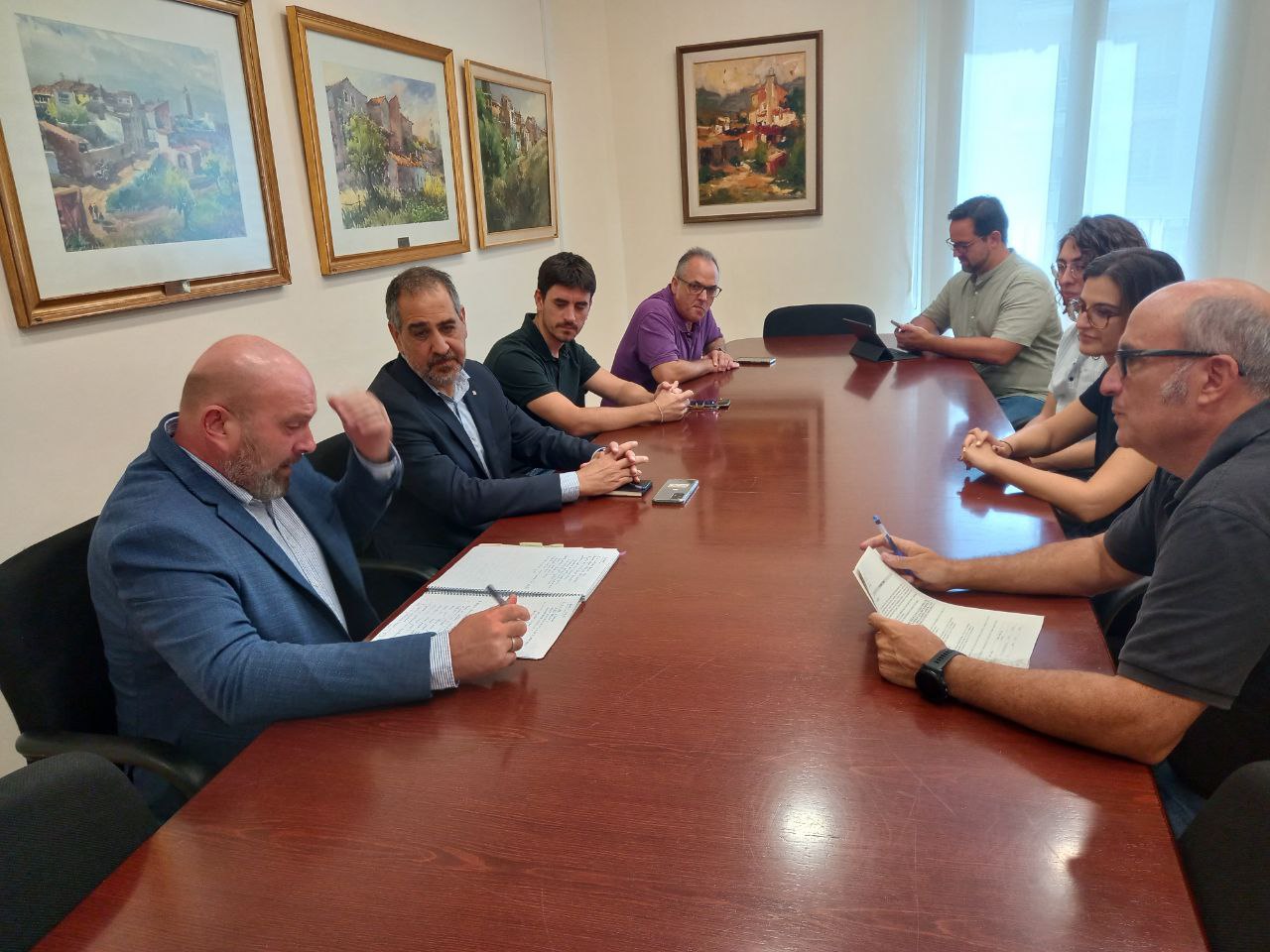 El delegat del Govern a Barcelona, Joan Borràs, es reuneix amb l'Alcalde, Jordi Parent i regidors de l'Ajuntament d'Olesa