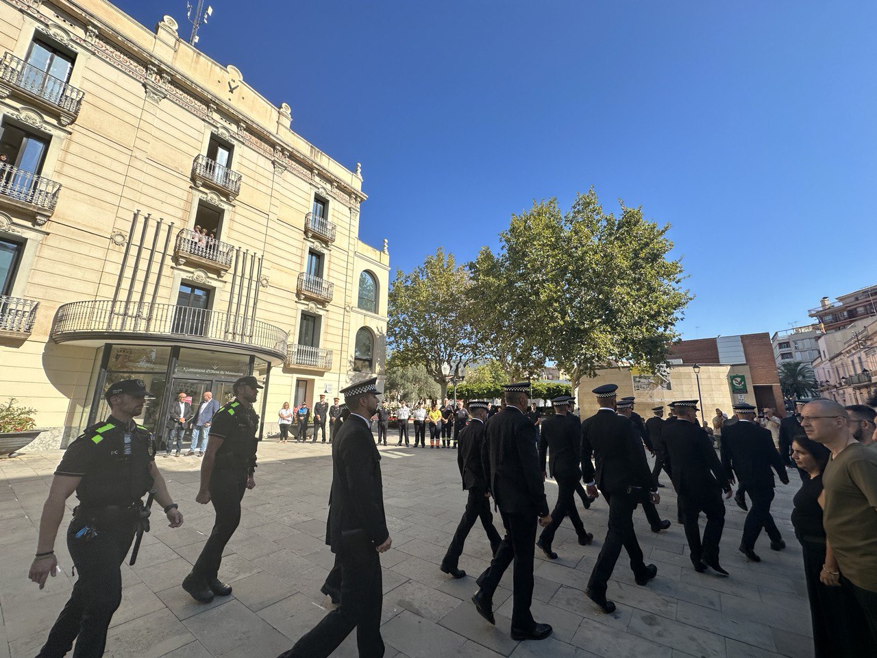 Policia Local desfilant per la per la celebració de Sant Miquel 2023