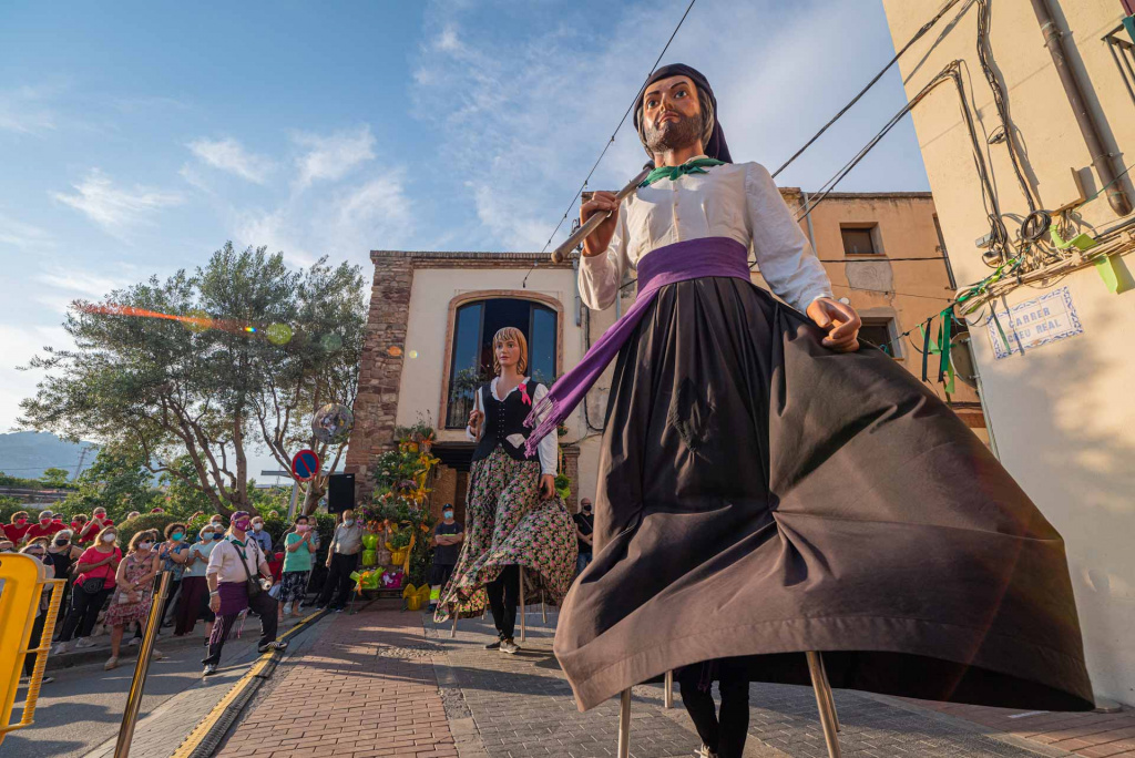 Gegants al porxo de Santa Oliva per l'Ofrena