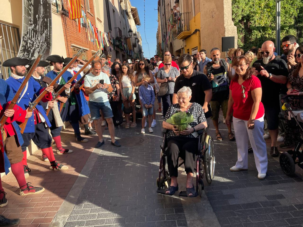 Entrega floral a l'àvia més gran del barri