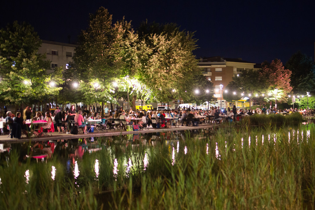 Llac amb taules plenes per al sopar de festa final