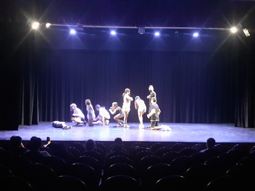 Nois i noies fent una representació al taller de teatre