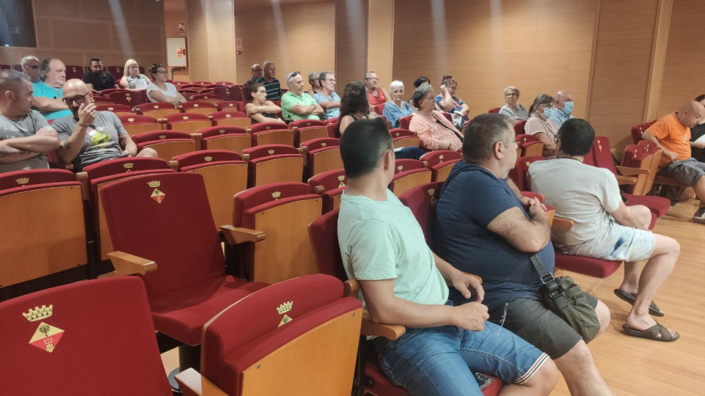 Assistents a la sessió informativa sobre la subvenció per millorar l'eficiència energètica dels grupos Sant Bernat i Santa Oliva