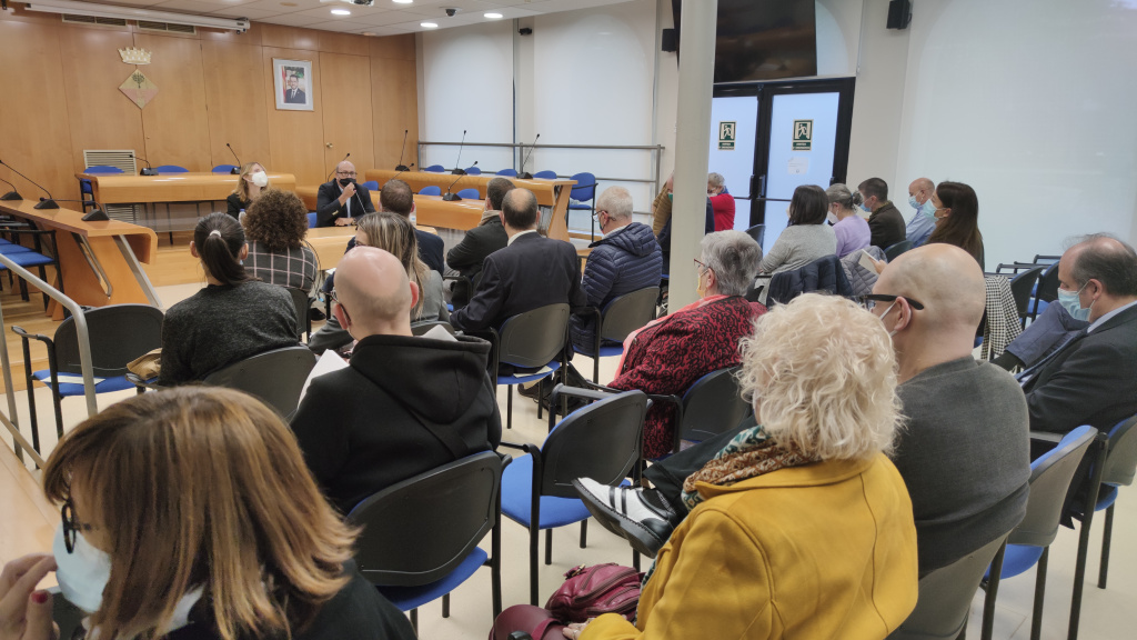 Assistents a la presentació de la guia contra els maltractaments de la gent gran