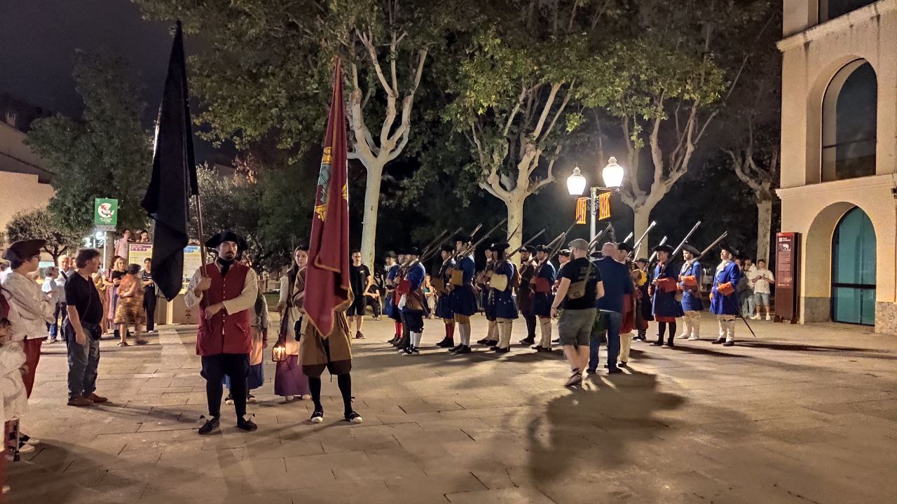 Festa dels Miquelets 2023: acte institucional a la plaça de Fèlix Figueras i Aragay. Arribada dels regiments militars.