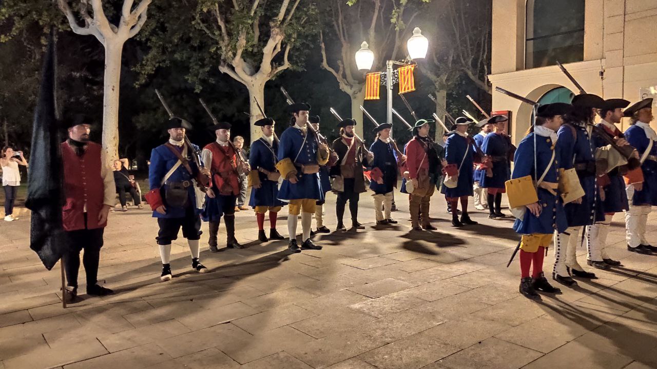 Festa dels Miquelets 2023: acte institucional a la plaça de Fèlix Figueras i Aragay. Arribada dels regiments militars.