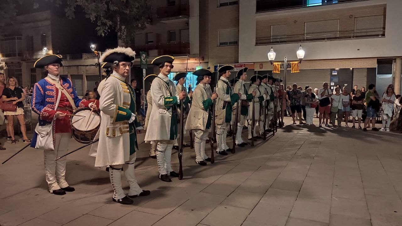 Festa dels Miquelets 2023: acte institucional a la plaça de Fèlix Figueras i Aragay. Arribada dels regiments militars.