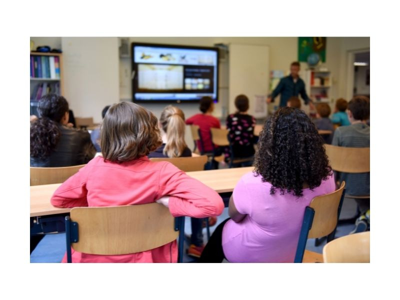 Vist d'esquena una classe d'un centre educatiu