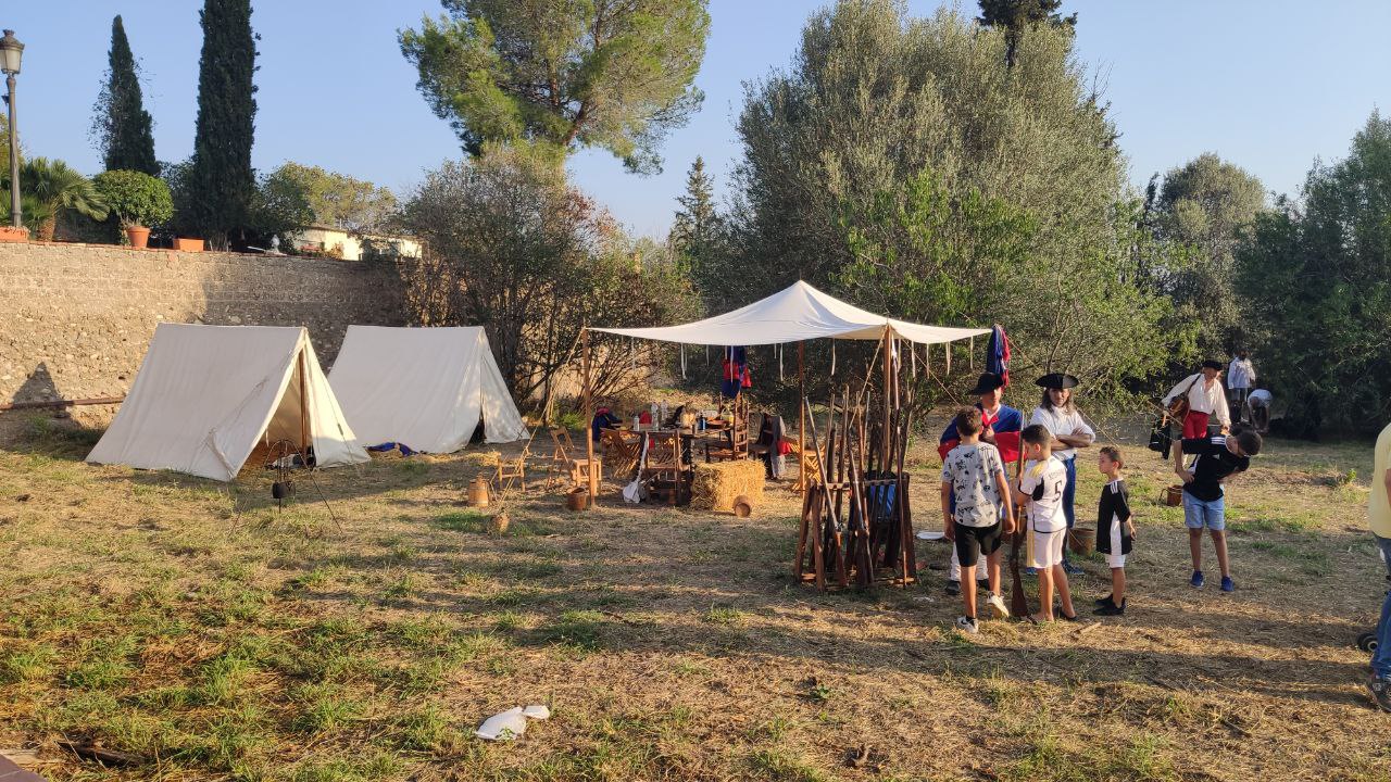 Festa dels Miquelets 2023: campament al Centre Cultural de Cal Puigjaner.