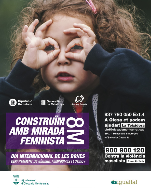 Cartell amb una nena fent una màscara als ulls amb els dits i l'eslògan Construïm amb mirada feminista 8 M